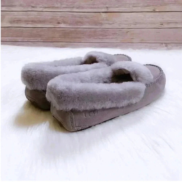 UGG W Dakota Seam - Picture 2 of 7